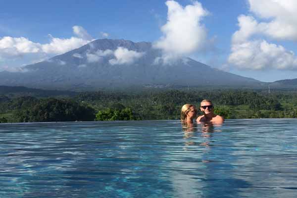  Wisatawan Berharap Saksikan Erupsi Gunung Agung dari Sidemen